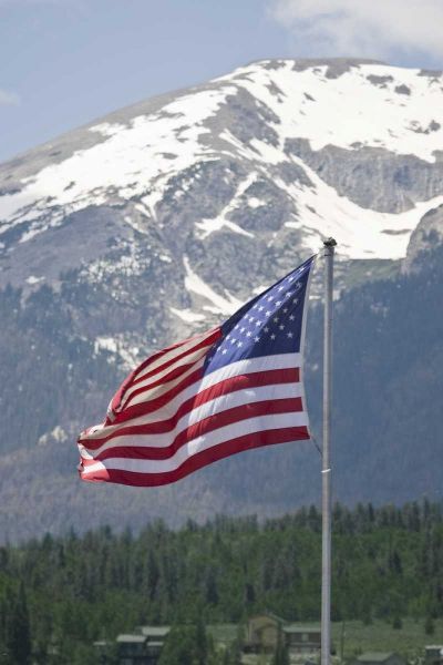 CO, Silverthorne American flag and mountain